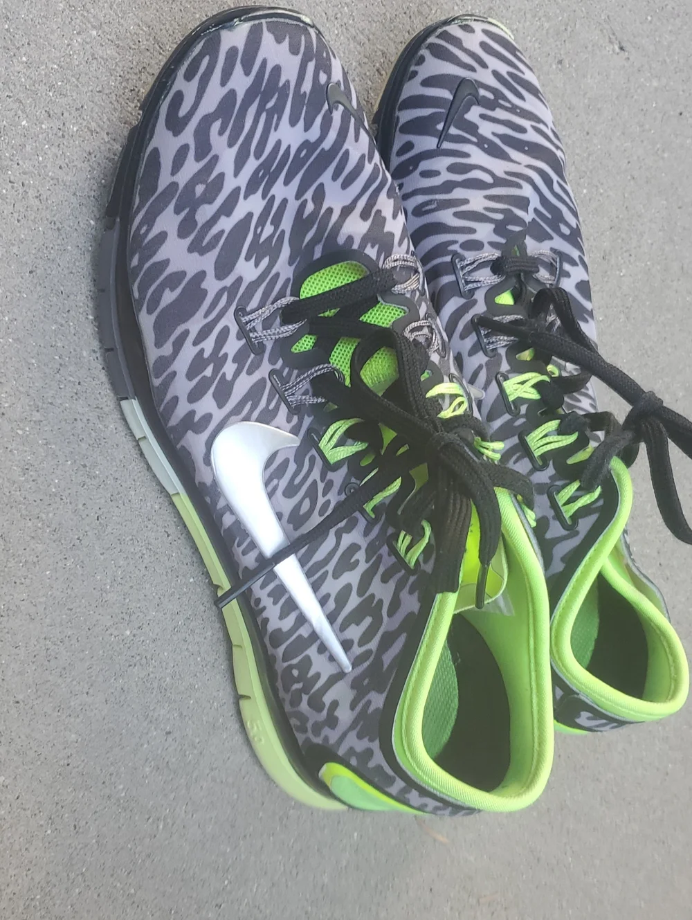 Nike Free TR Connect 2 Size 6 Gray Animal-Print Sneakers with Neon Green Accents